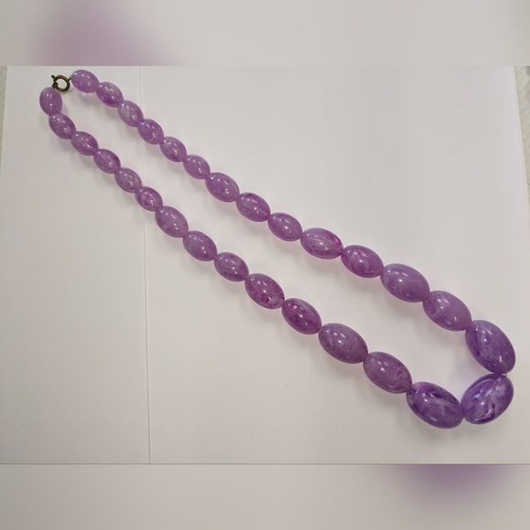VTG. CHUNKY MARBLED LILAC LUCITE NECKLACE - Picture 4 of 11